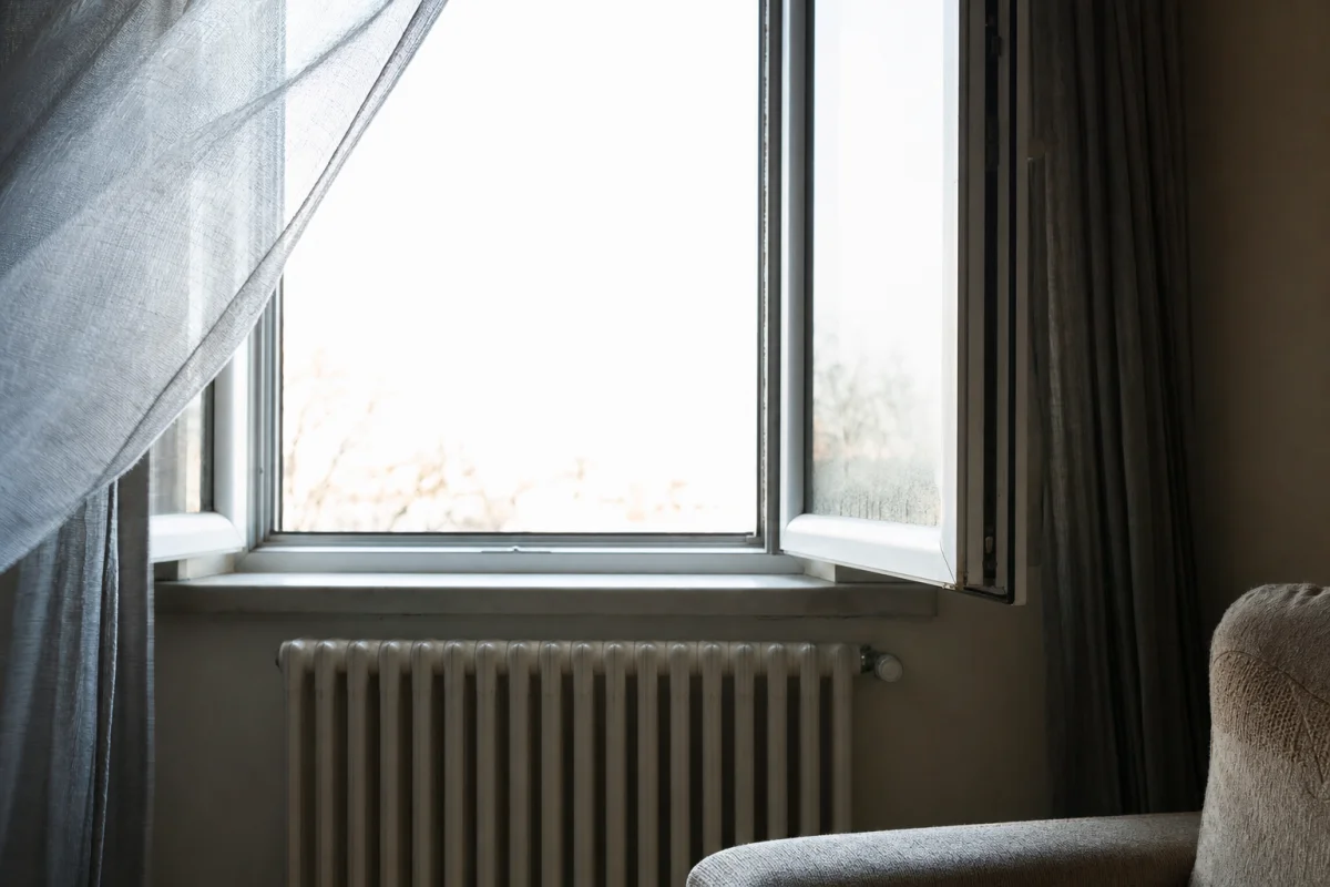 Airing the house in winter: why opening a window wide costs far less than leaving it ajar