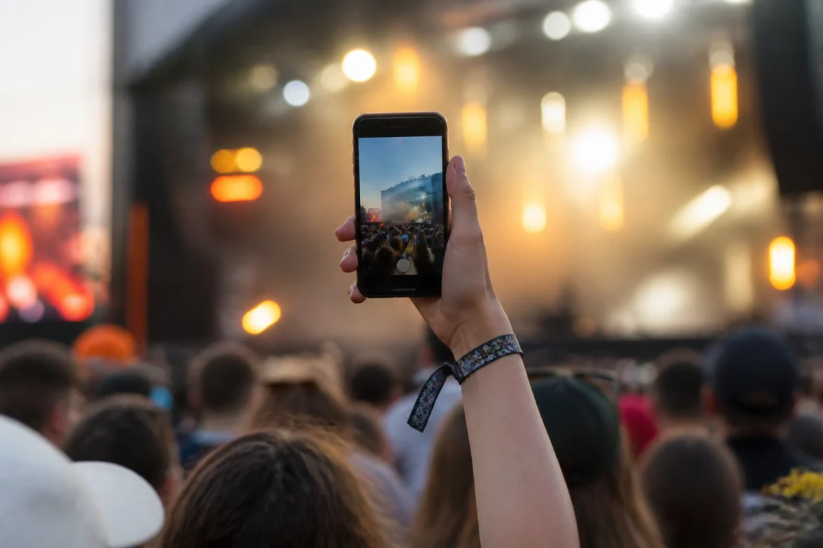 Full bars, no service: what really happens to your phone when you are in a big crowd